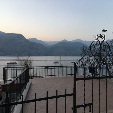 Casa Ines Fronte Lago Aparthotel Brenzone sul Garda Exterior photo